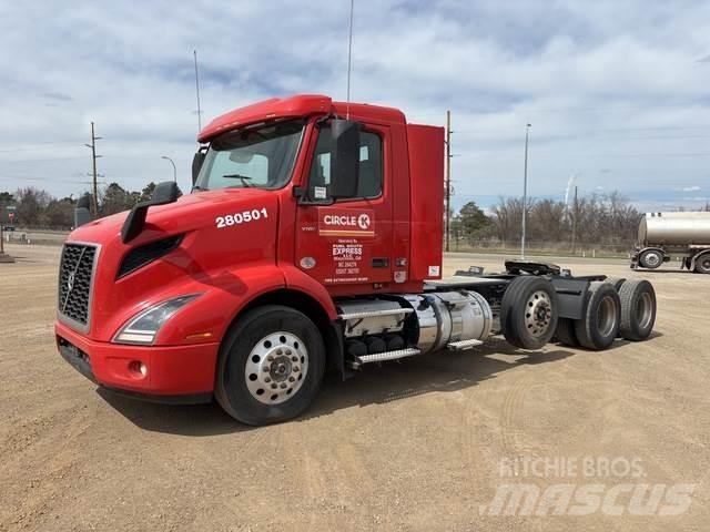Volvo VNR 中古トラクターヘッド | トレーラーヘッド