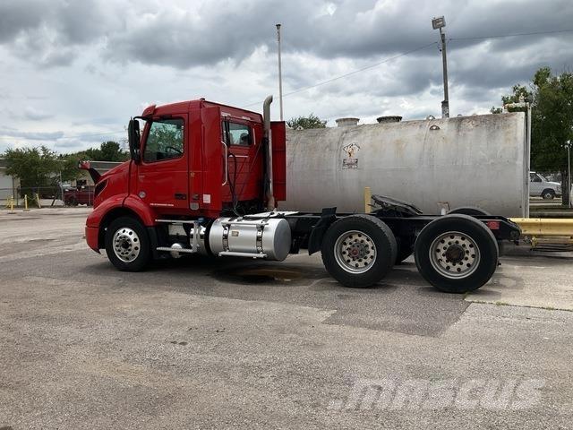 Volvo VNR 中古トラクターヘッド | トレーラーヘッド