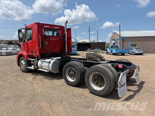 Volvo VNR 中古トラクターヘッド | トレーラーヘッド