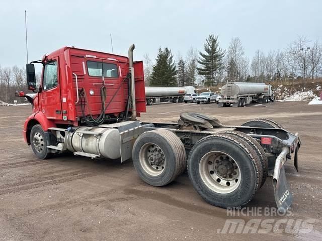 Volvo VNR 中古トラクターヘッド | トレーラーヘッド