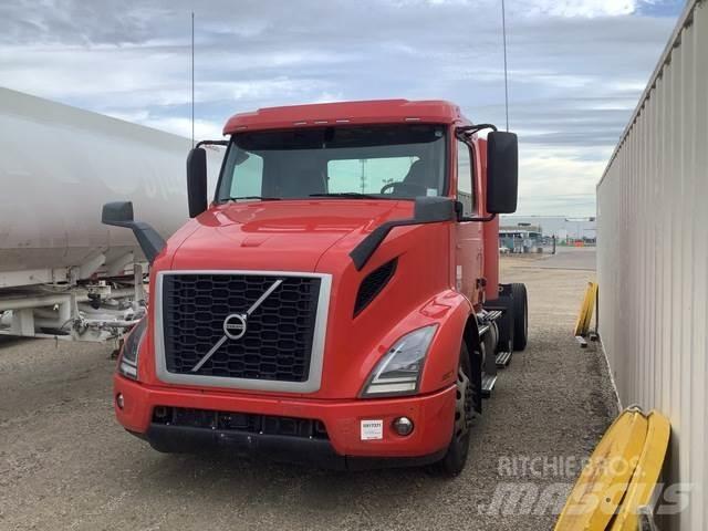 Volvo VNR 中古トラクターヘッド | トレーラーヘッド