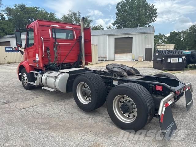 Volvo VNR 中古トラクターヘッド | トレーラーヘッド