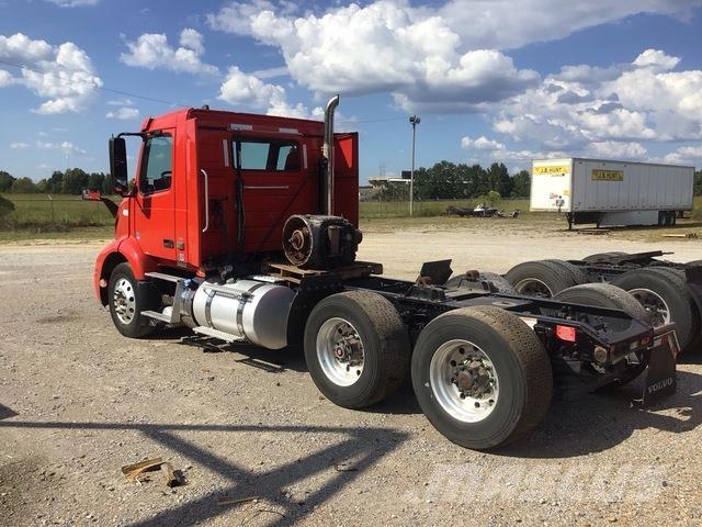 Volvo VNR 中古トラクターヘッド | トレーラーヘッド