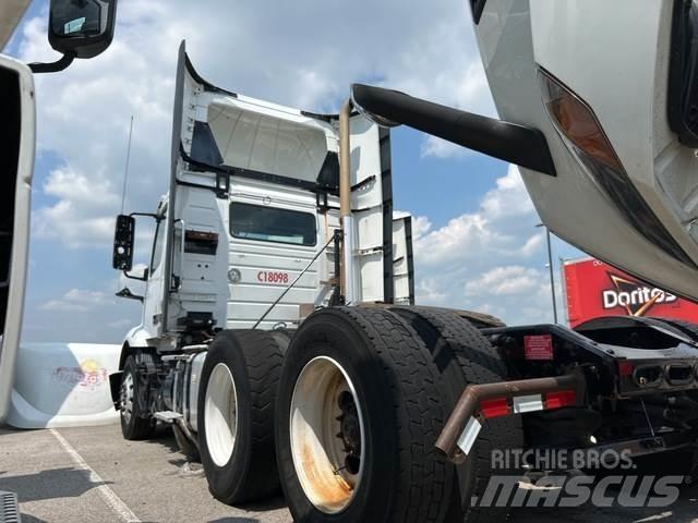 Volvo VNR 中古トラクターヘッド | トレーラーヘッド
