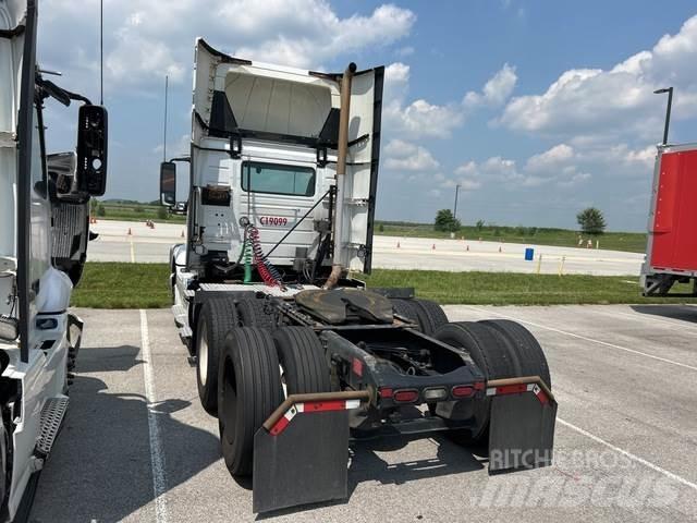 Volvo VNR 中古トラクターヘッド | トレーラーヘッド