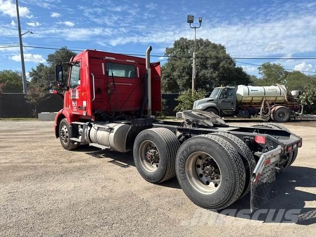 Volvo VNR 中古トラクターヘッド | トレーラーヘッド