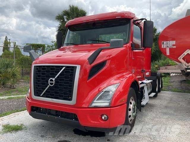 Volvo VNR 中古トラクターヘッド | トレーラーヘッド