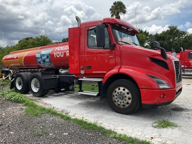 Volvo VNR 中古トラクターヘッド | トレーラーヘッド