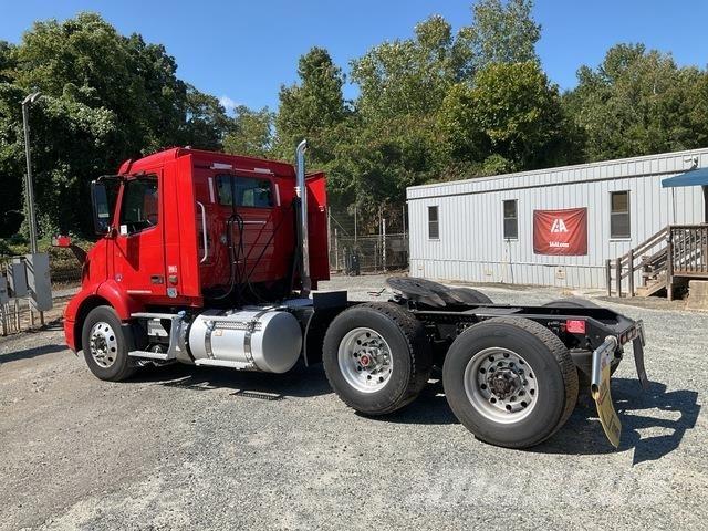 Volvo VNR 中古トラクターヘッド | トレーラーヘッド