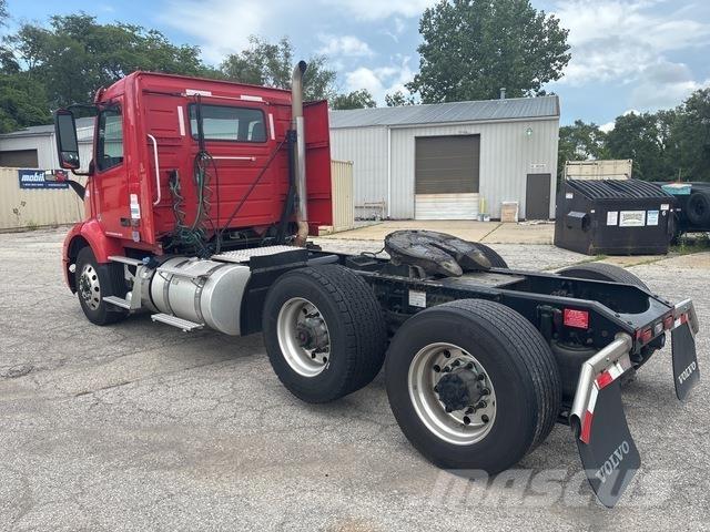 Volvo VNR 中古トラクターヘッド | トレーラーヘッド