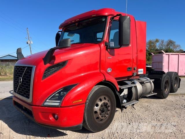 Volvo VNR 中古トラクターヘッド | トレーラーヘッド