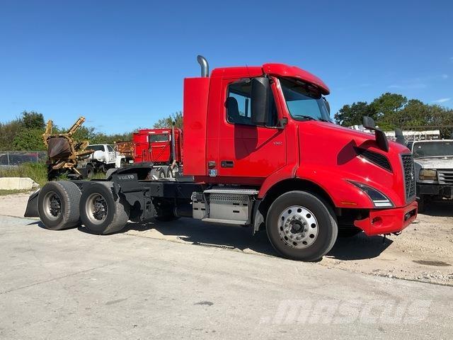 Volvo VNR 中古トラクターヘッド | トレーラーヘッド