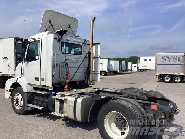 Volvo VNR42T 中古トラクターヘッド | トレーラーヘッド