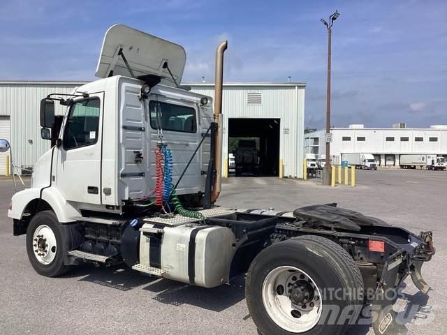 Volvo VNR42T 中古トラクターヘッド | トレーラーヘッド