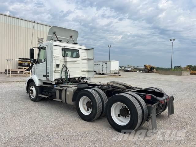 Volvo VNR64300 中古トラクターヘッド | トレーラーヘッド