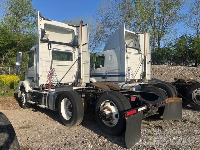 Volvo VNR64T 中古トラクターヘッド | トレーラーヘッド