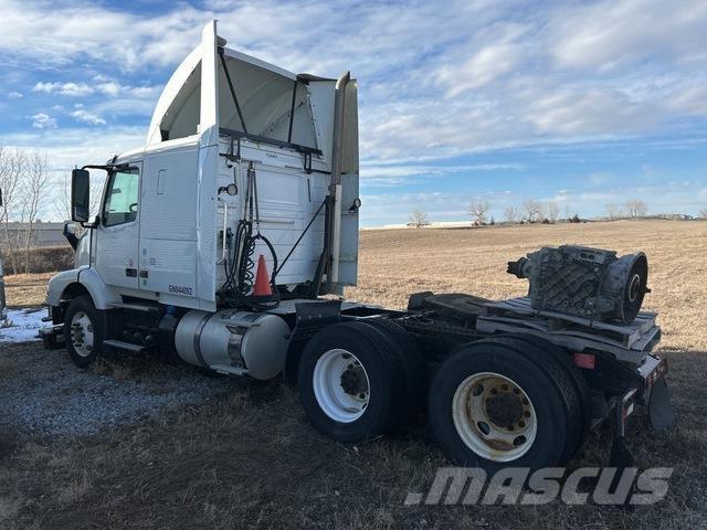 Volvo VNR64T 中古トラクターヘッド | トレーラーヘッド
