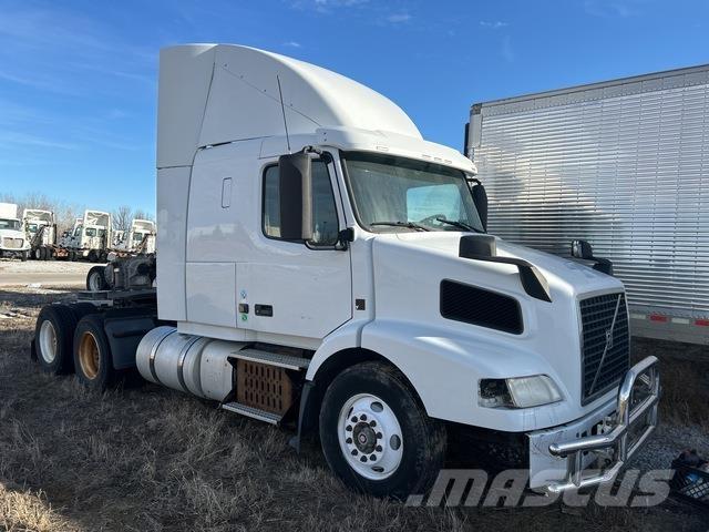 Volvo VNR64T 中古トラクターヘッド | トレーラーヘッド