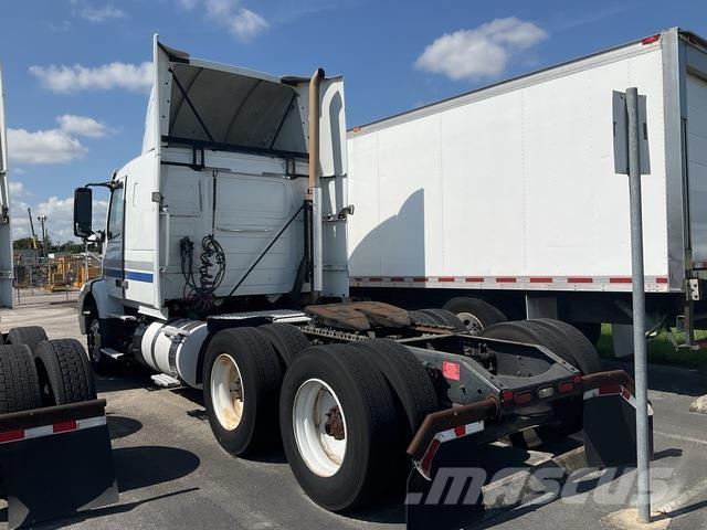 Volvo VNR64T 中古トラクターヘッド | トレーラーヘッド