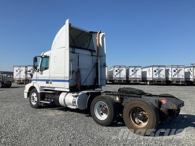 Volvo VNR64T 中古トラクターヘッド | トレーラーヘッド