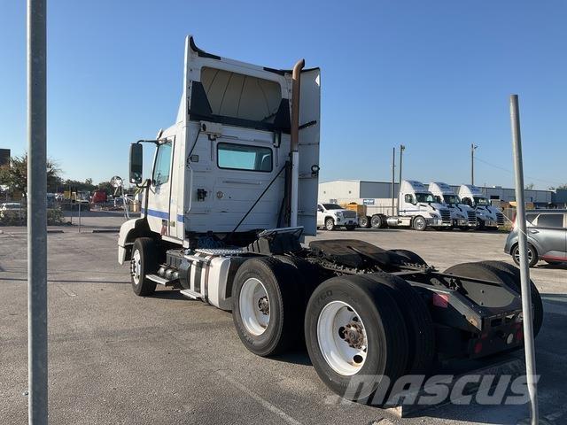 Volvo VNR64T 中古トラクターヘッド | トレーラーヘッド