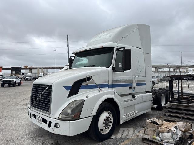 Volvo VNR64T 中古トラクターヘッド | トレーラーヘッド