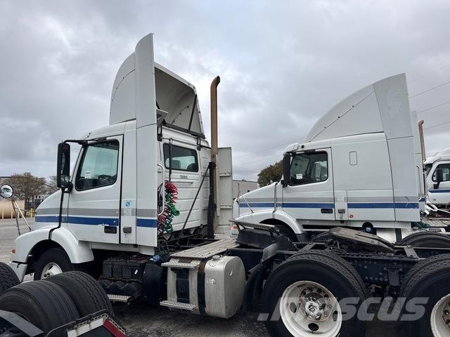 Volvo VNR64T 中古トラクターヘッド | トレーラーヘッド