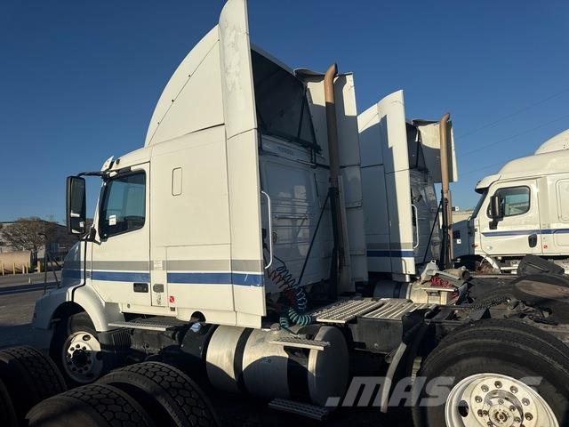 Volvo VNR64T 中古トラクターヘッド | トレーラーヘッド