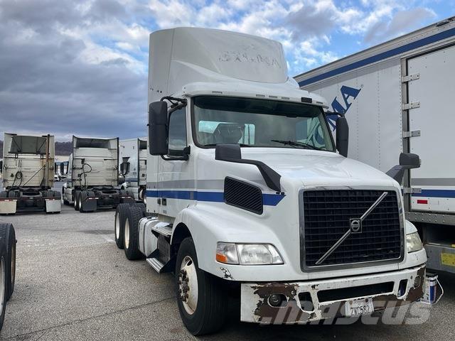 Volvo VNR64T 中古トラクターヘッド | トレーラーヘッド