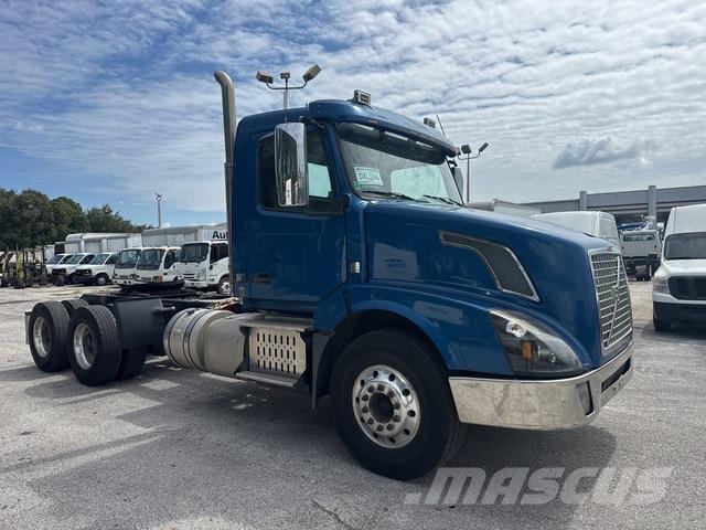 Volvo VNX 中古トラクターヘッド | トレーラーヘッド
