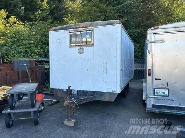 Wells Cargo  ボックスボディートレーラー