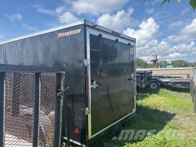 Wells Cargo  ボックスボディートレーラー