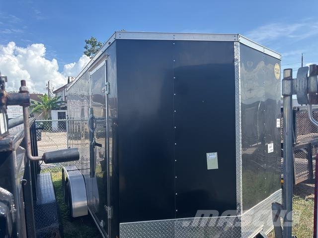 Wells Cargo  ボックスボディートレーラー