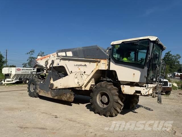 Wirtgen WR240i ソイルコンパクター