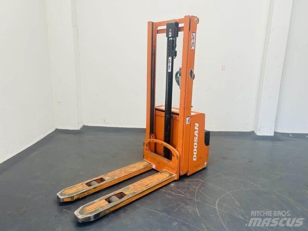 Doosan LEDS12.5C ウォーキンフォークリフト