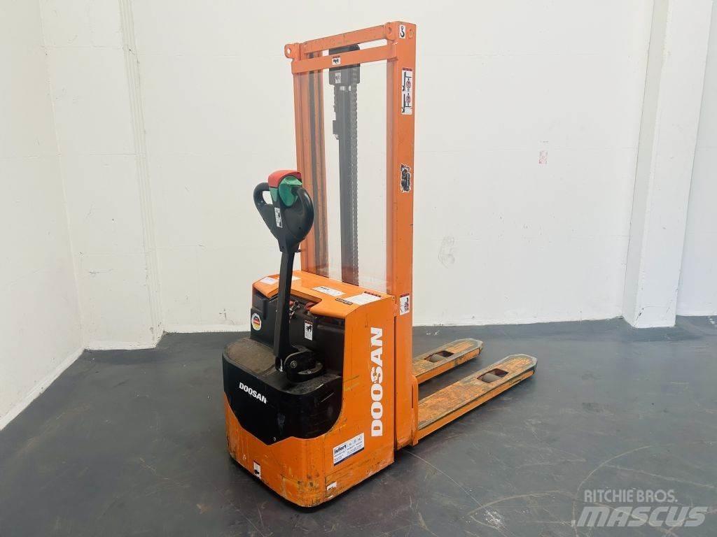 Doosan LEDS12.5C ウォーキンフォークリフト