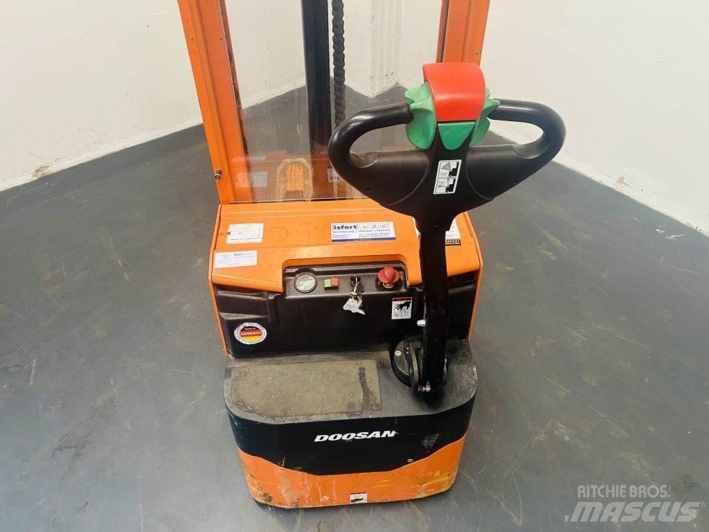 Doosan LEDS12.5C ウォーキンフォークリフト