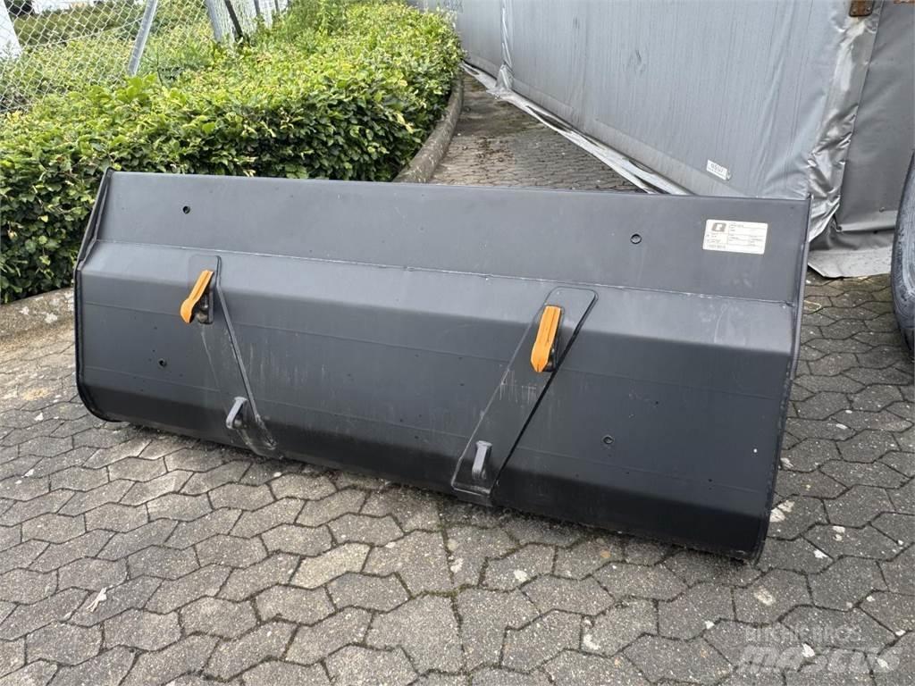 Ålö VL 225 SKOVL フロントローダーとディガー