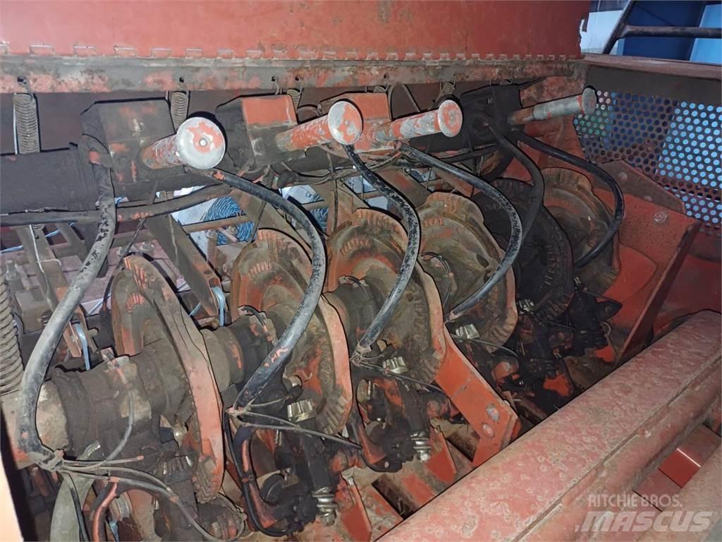 Hesston 4900 スクエアベーラー