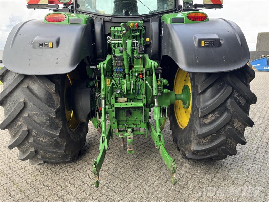 John Deere 6215R トラクター