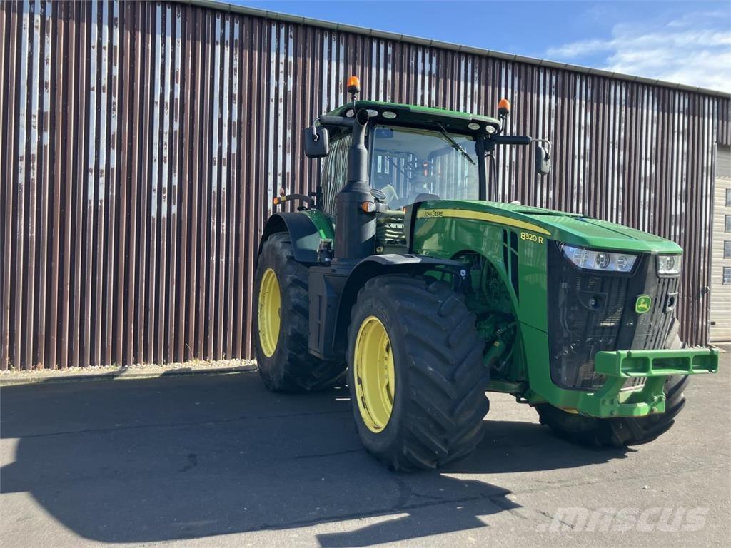 John Deere 8320R トラクター
