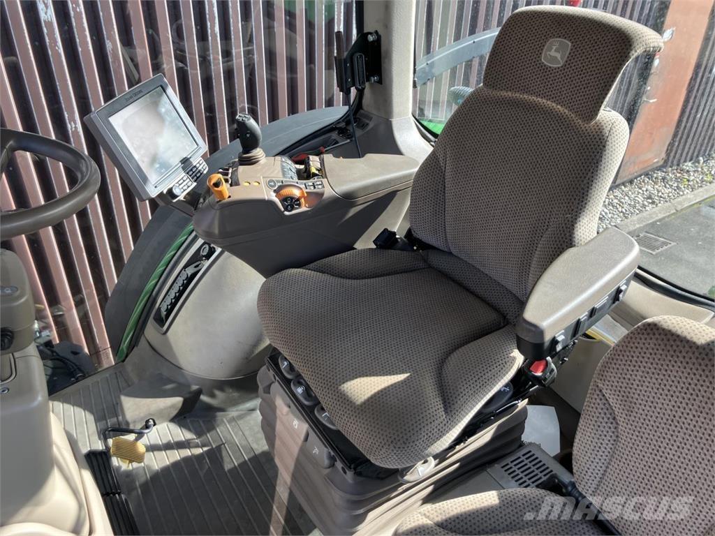 John Deere 8320R トラクター