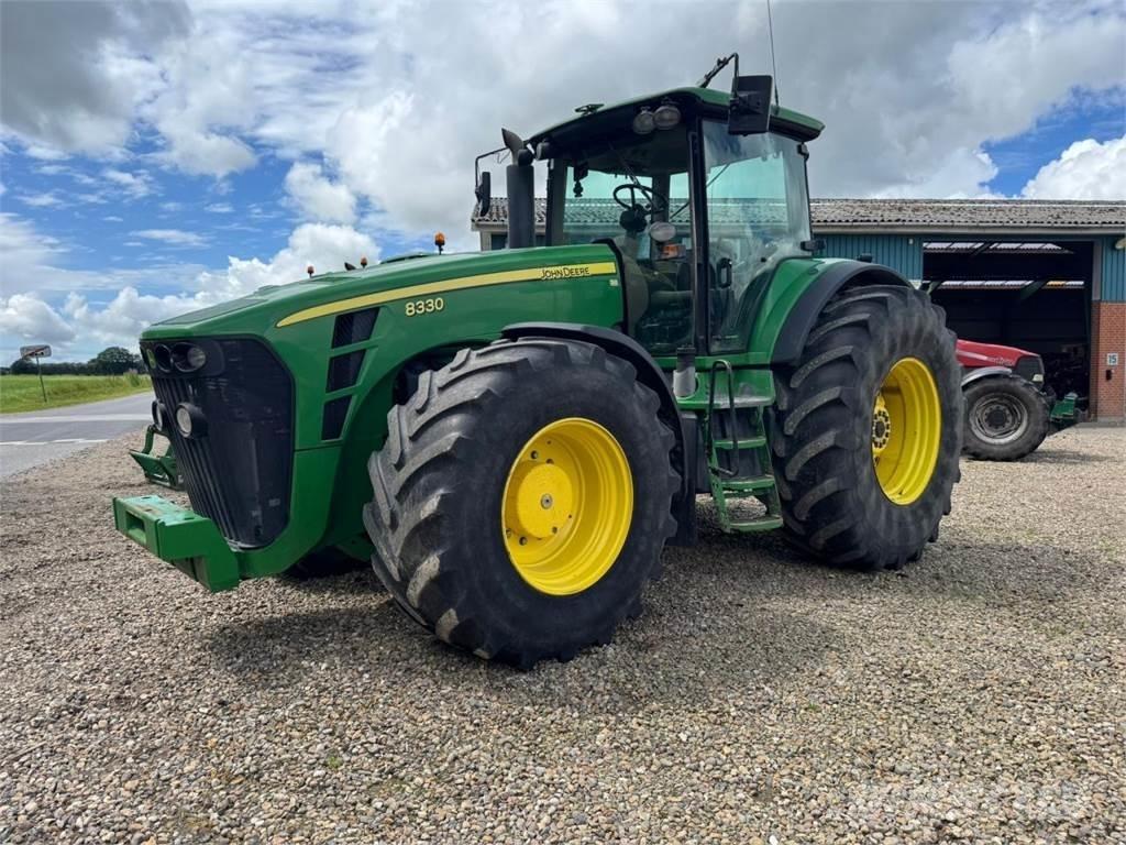 John Deere 8330 トラクター