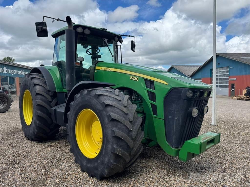 John Deere 8330 トラクター