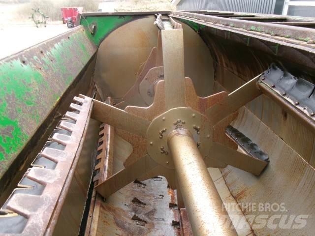 Keenan MF380 飼料トレーラー