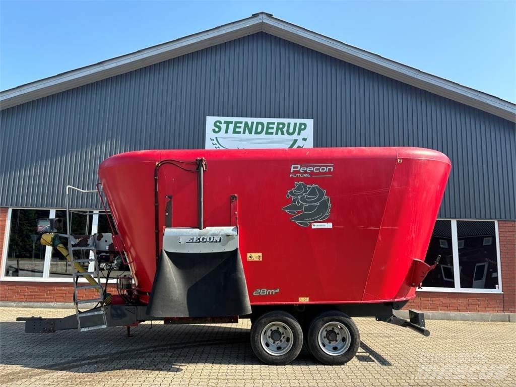Peecon 28 M3 飼料トレーラー