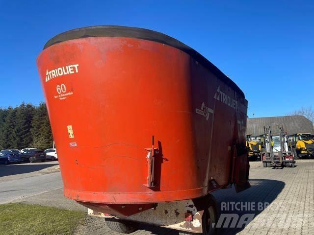 Trioliet 2400 L 飼料トレーラー