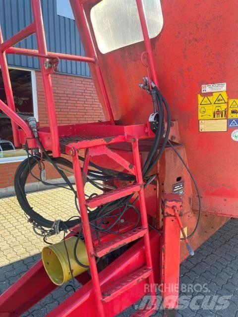 Trioliet 2400 L 飼料トレーラー