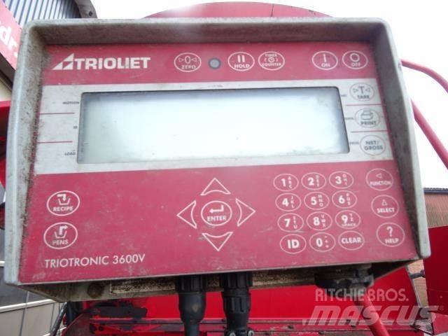 Trioliet 3000-3 飼料トレーラー