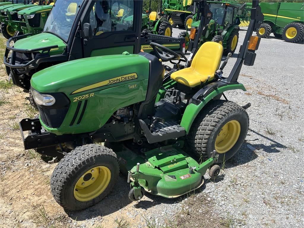 John Deere 2025R コンパクトトラクター